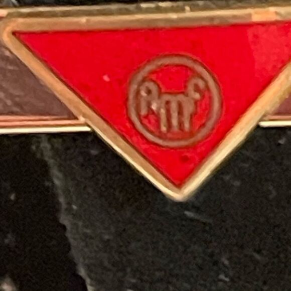 Vintage-1960s-1.25” x 0.25” AMF Magic Triangle gold tone/red enamel tie clip/bar - Picture 7 of 11